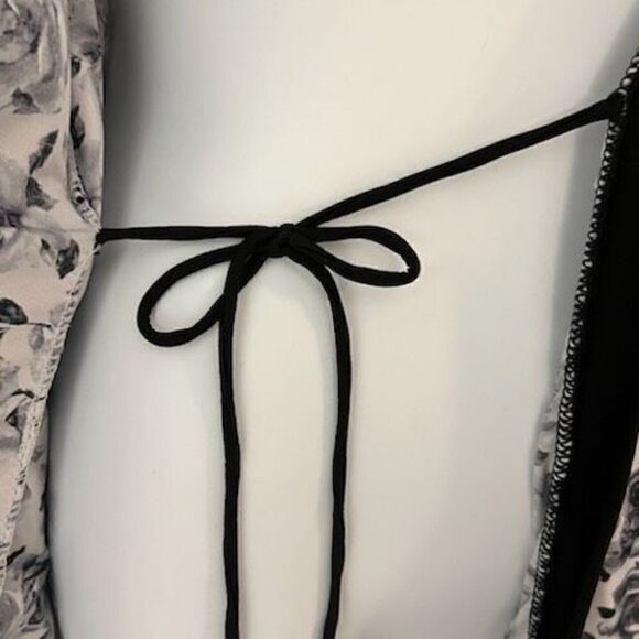 Laura Ashley Navy and White Floral Robe. Size Medium - Picture 5 of 5